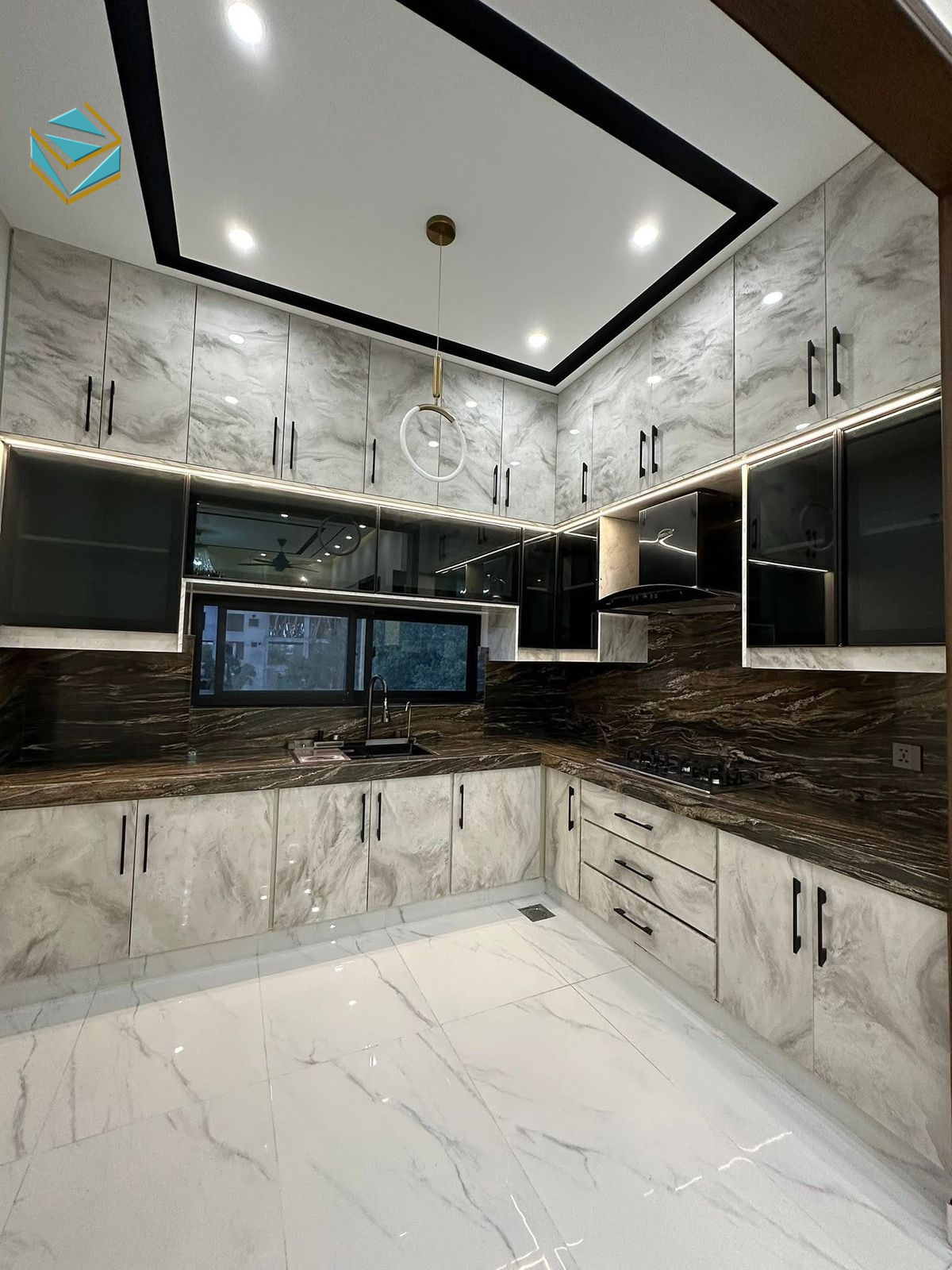 Thiết kế tủ bếp tích hợp phụ kiện thông minh giúp sắp xếp đồ dùng khoa học. Nhờ đó, bếp không bị lộn xộn khi chuẩn bị nhiều món ăn.