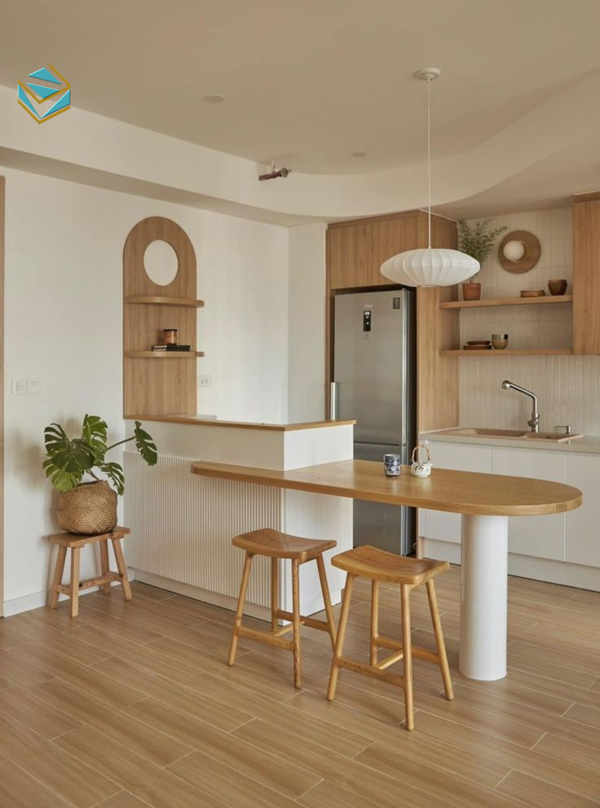 Thiết kế tủ bếp an toàn cho trẻ nhỏ sử dụng bản lề và ray trượt giảm chấn, hạn chế kẹt tay.