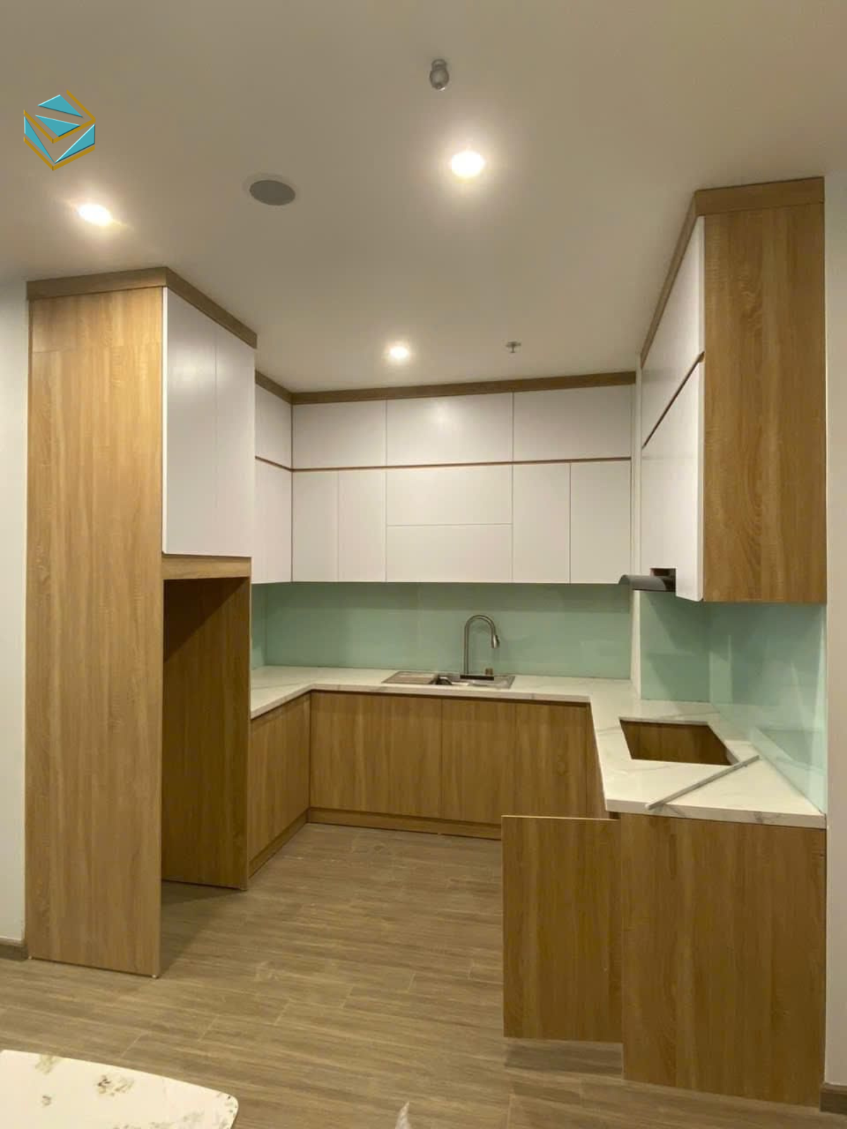 Ánh sáng được tính toán trong thiết kế tủ bếp cho gia đình. Gian bếp sáng sủa giúp thao tác an toàn và thoải mái.