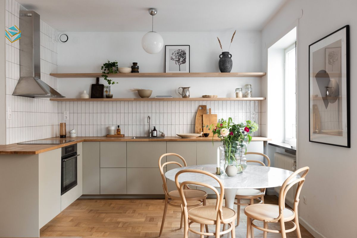 Bề mặt tủ bếp cho gia đình được chọn để lau chùi nhanh chóng. Nhờ đó, gian bếp luôn sạch sẽ dù nấu ăn thường xuyên.