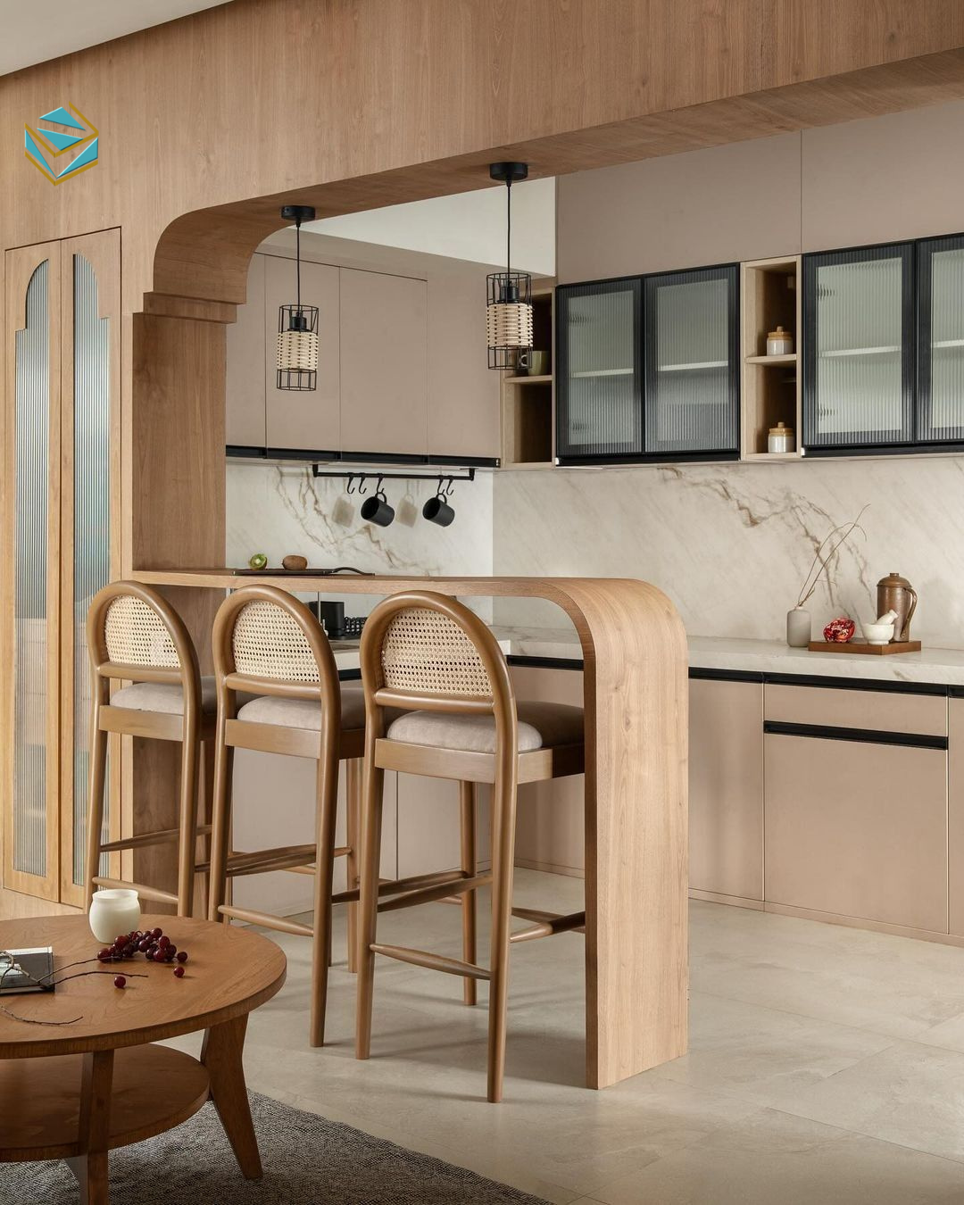 Tủ bếp cho nhà có trẻ nhỏ bố trí khu lưu trữ dao kéo riêng biệt, tránh tầm với của trẻ.