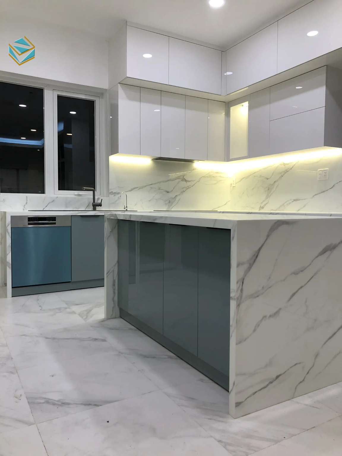 Tủ bếp chữ L nếu không bố trí phụ kiện hợp lý sẽ dễ tích tụ độ ẩm tại các góc, gây mốc và mùi khó chịu.