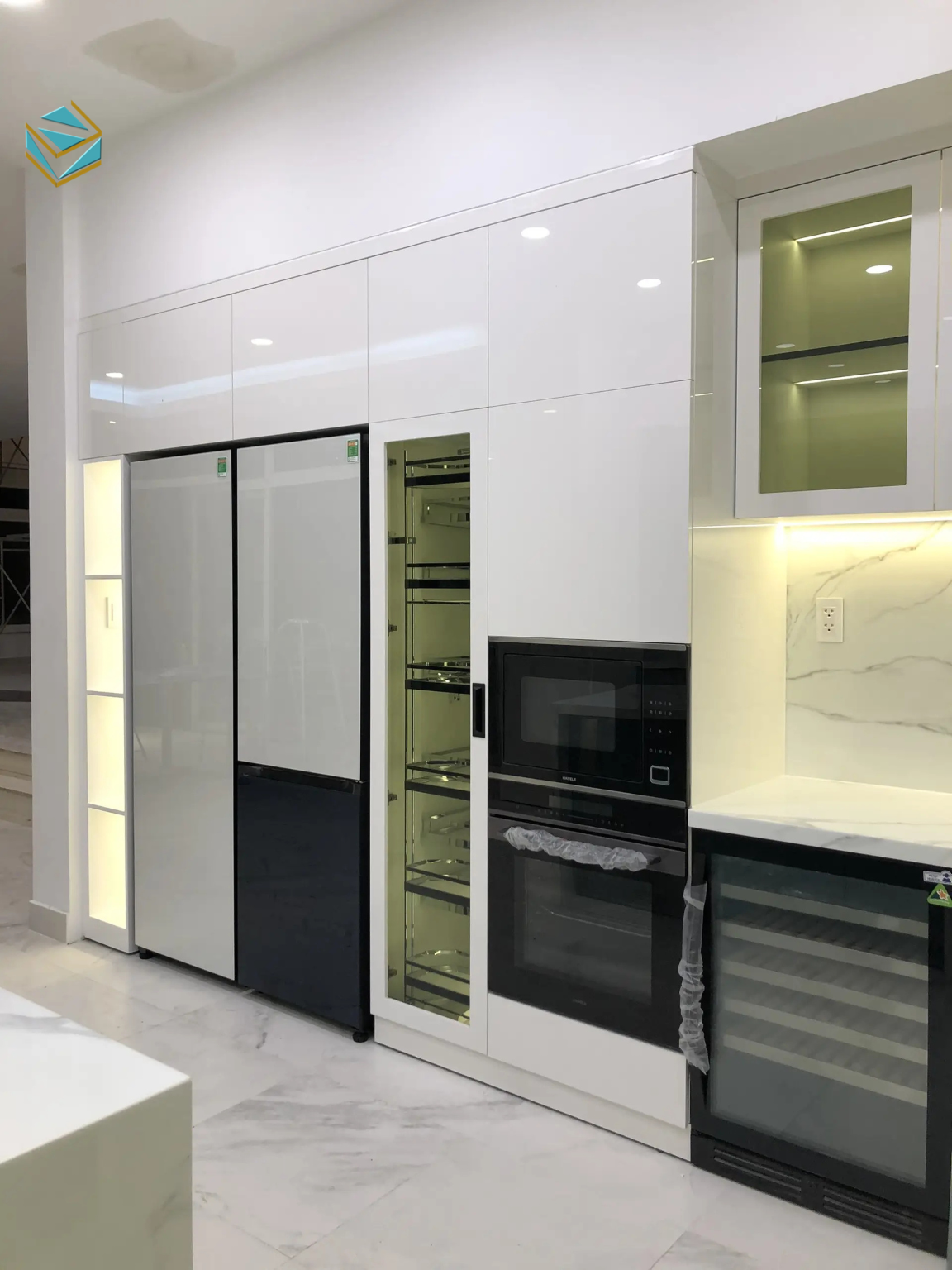 Thiết kế tủ bếp chung cư cần chú trọng thông gió và ánh sáng để hạn chế hơi ẩm tích tụ trong quá trình sử dụng.