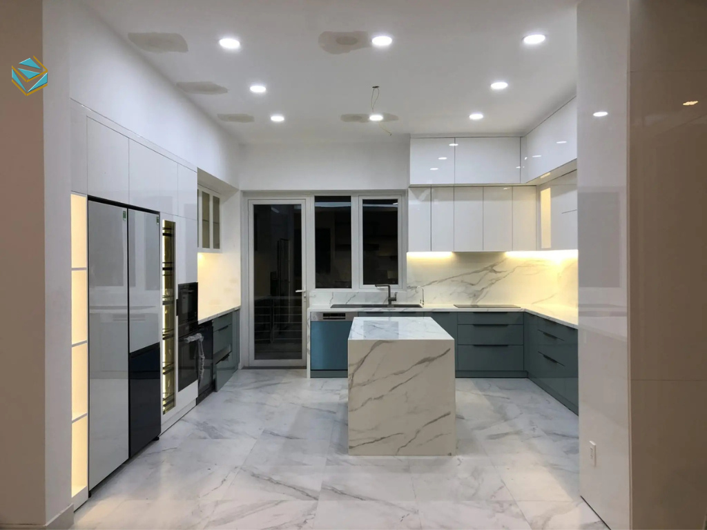 Mẫu tủ bếp sử dụng MDF lõi xanh có khả năng chịu ẩm tốt hơn, phù hợp cho căn bếp gia đình Việt và khu vực chậu rửa.