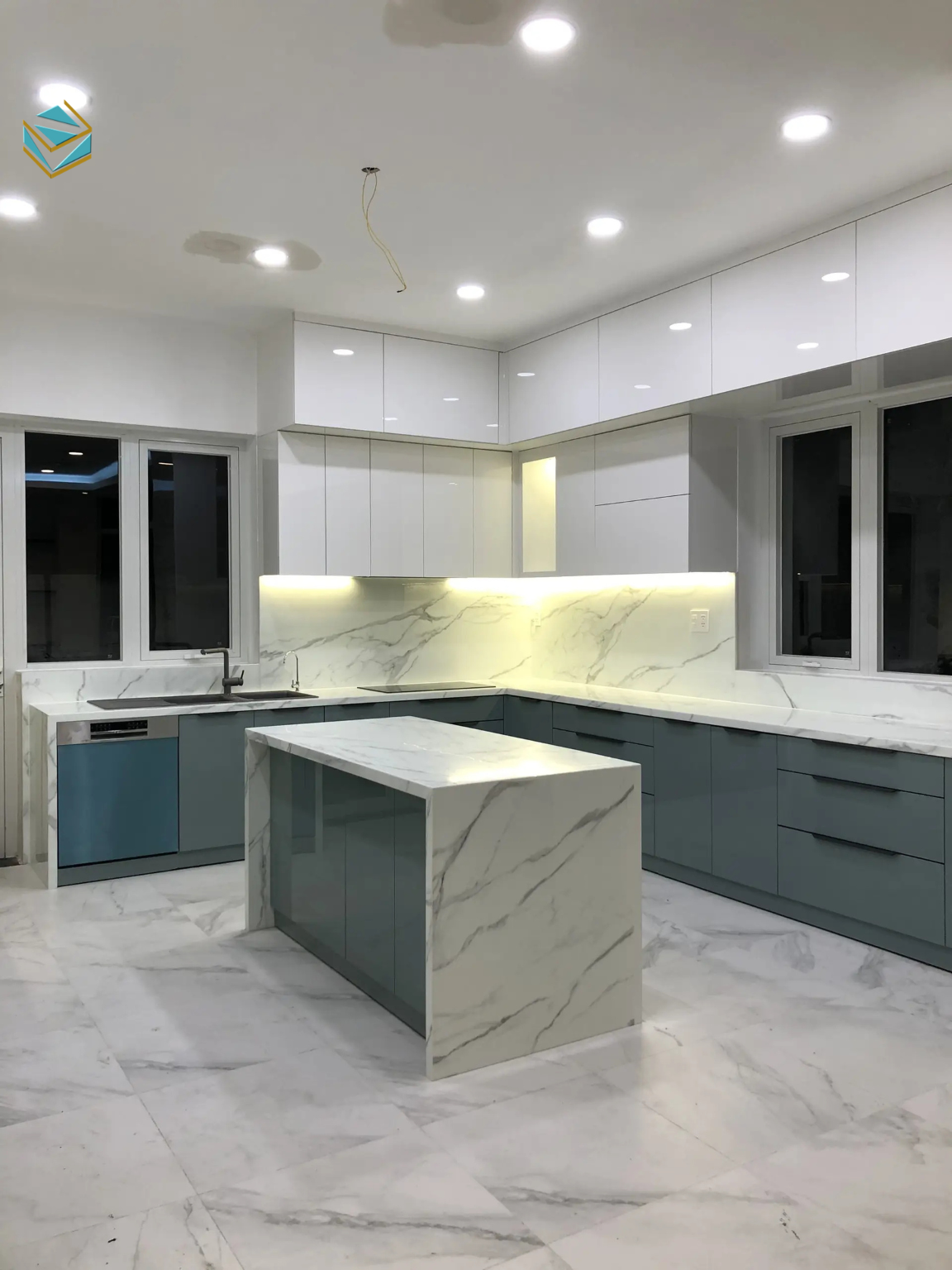 Tủ bếp nhựa với khả năng chống nước và mối mọt tốt giúp giảm nguy cơ ẩm mốc, đặc biệt phù hợp cho khoang chậu rửa.