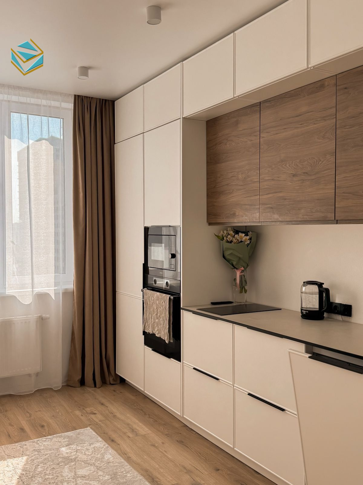 Hình ảnh bản lề giảm chấn và ray trượt sử dụng trong tủ bếp rẻ, đảm bảo đóng mở êm ái.