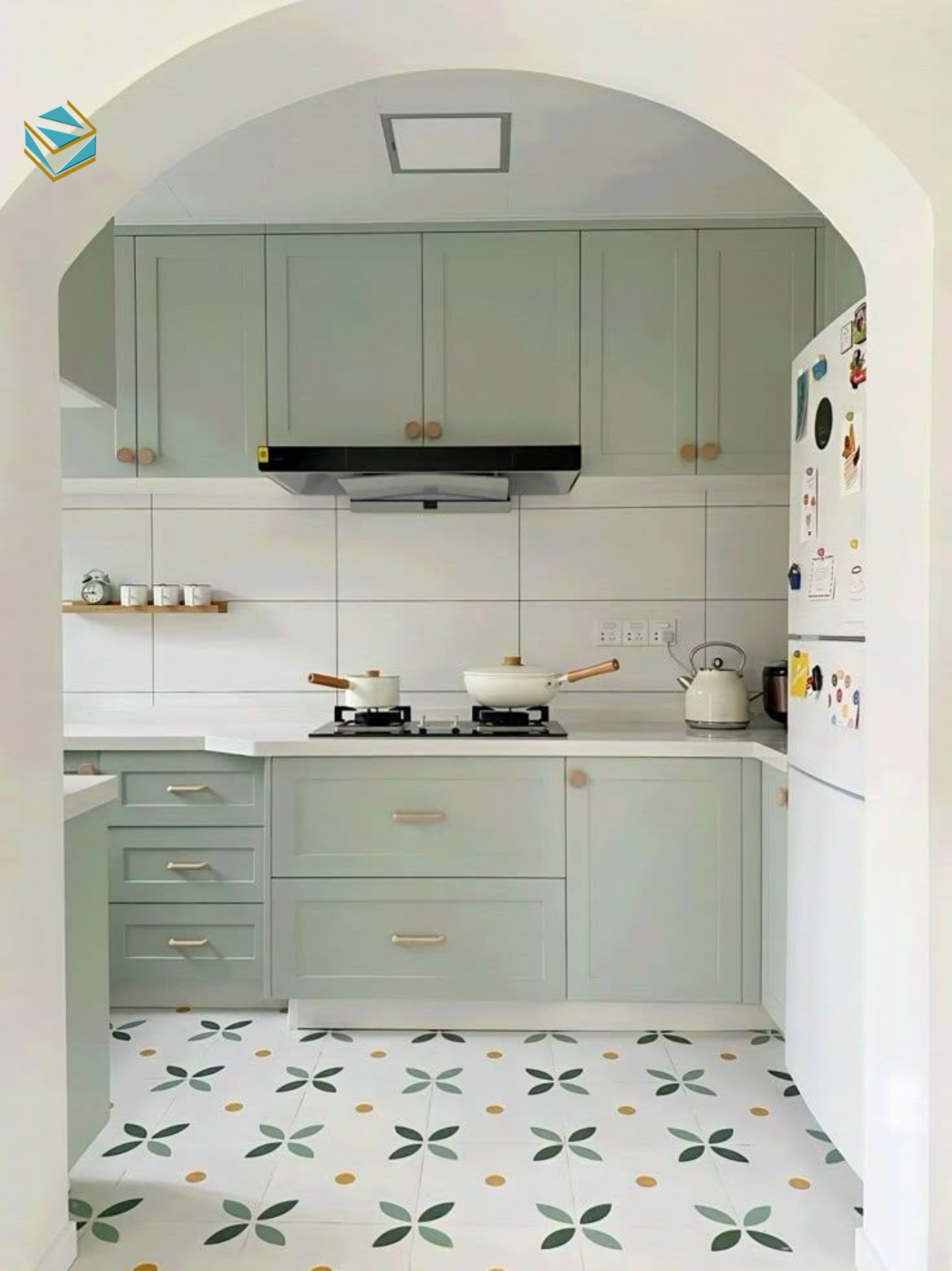 Giải pháp tủ bếp cho nhà nhỏ chữ L tối ưu lưu trữ, hạn chế góc chết và tiết kiệm chi phí so với chữ U.