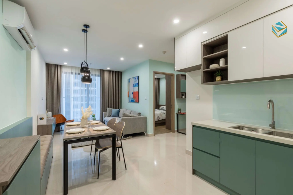 Tủ bếp cho nhà nhỏ tích hợp phụ kiện thông minh như giá bát nâng hạ, kệ góc giúp tối ưu không gian và chi phí lâu dài.