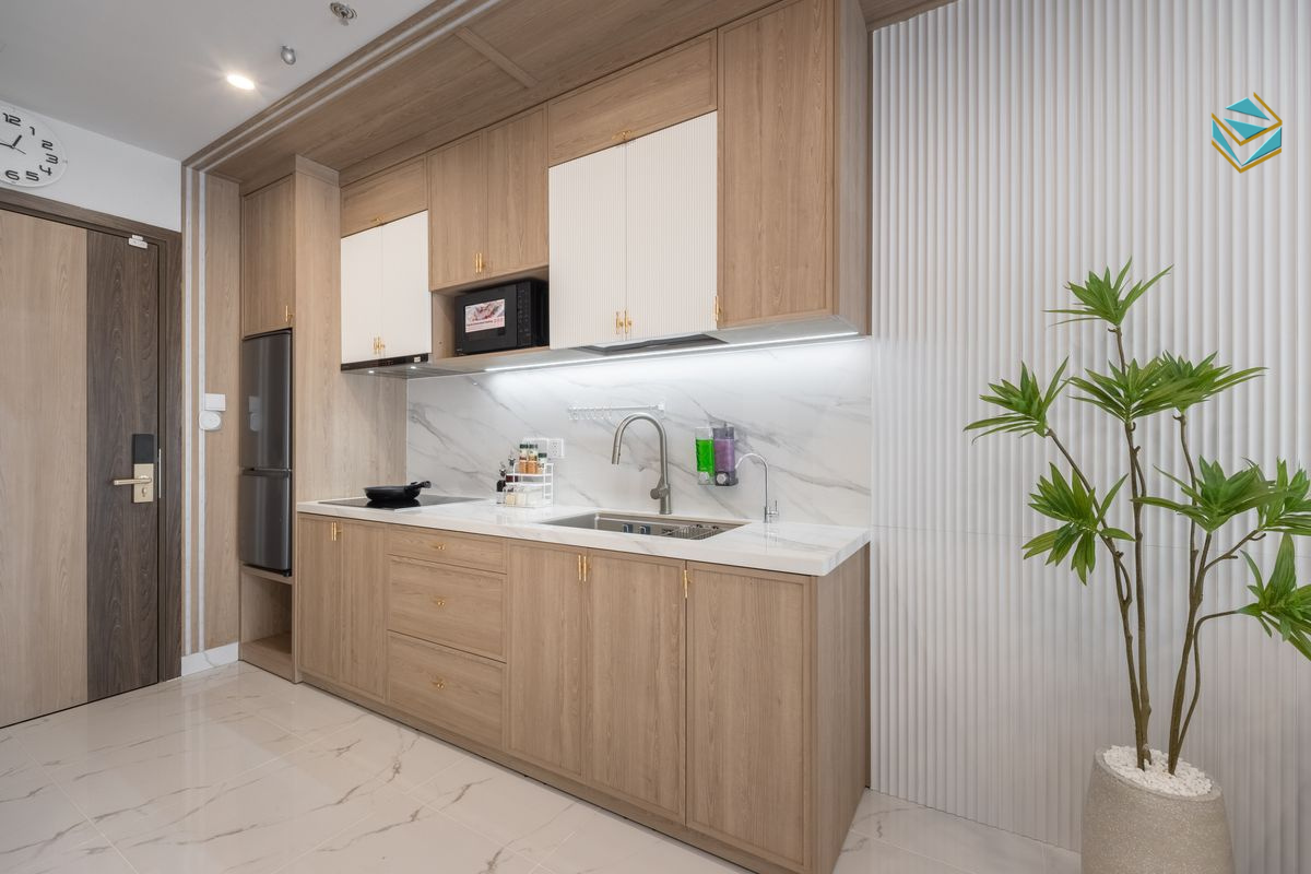 Tủ bếp cho nhà nhỏ theo phong cách tối giản giúp giảm chi tiết dư thừa, tối ưu ngân sách và không gian sử dụng.