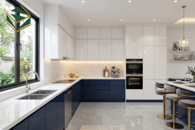 Mẫu tủ bếp nhựa PVC chống nước phối màu trắng ngọc trai và xanh navy chữ L