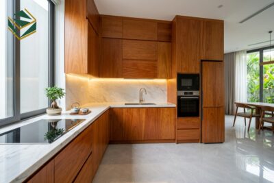 Tủ bếp gỗ xoan đào tự nhiên bền đẹp giá xưởng Nam Việt